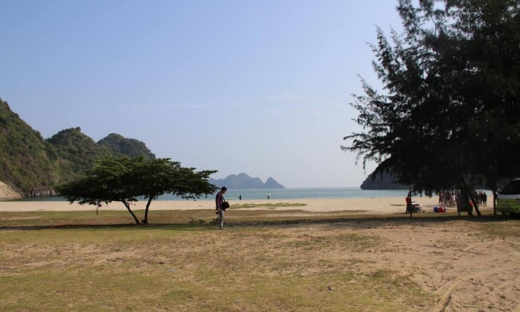 Bãi tắm Tùng Thu: “Nàng thơ” yên bình của đảo ngọc Cát Bà