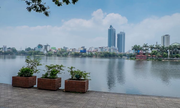 Hồ Tây sâu bao nhiêu mét?