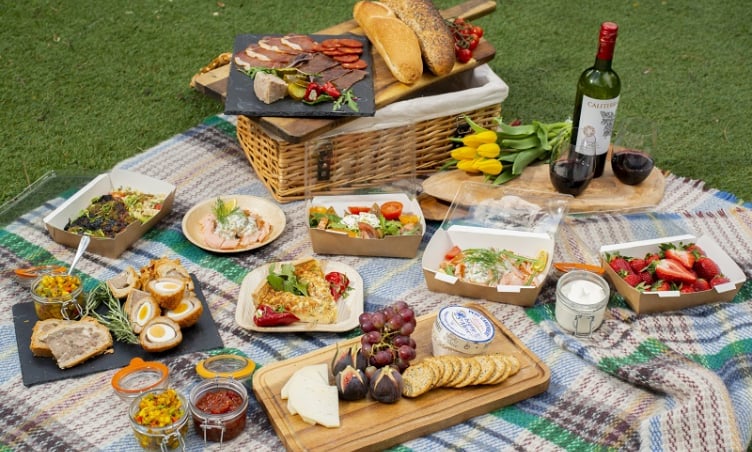 Những món ăn dễ chuẩn bị khi đi picnic hoặc trekking hè trong dịp du lịch hè 2025
