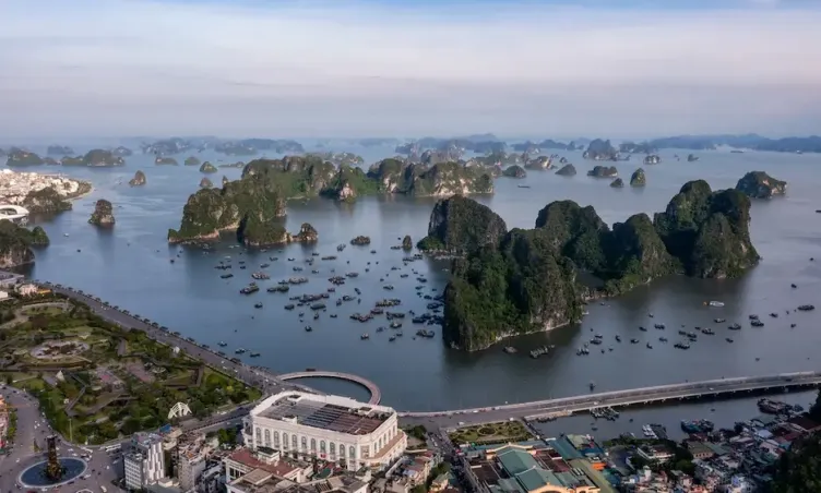 Nên đi Bãi Cháy hay Hòn Gai Hạ Long?