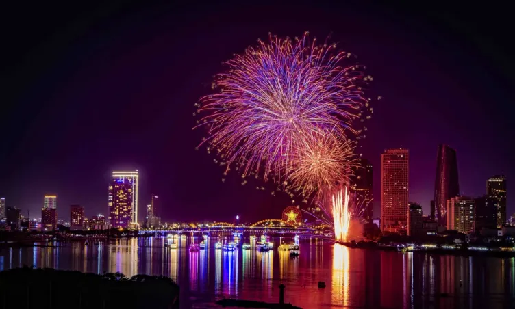 Chung kết pháo hoa Việt – Trung đốt cháy bầu trời Đà Nẵng