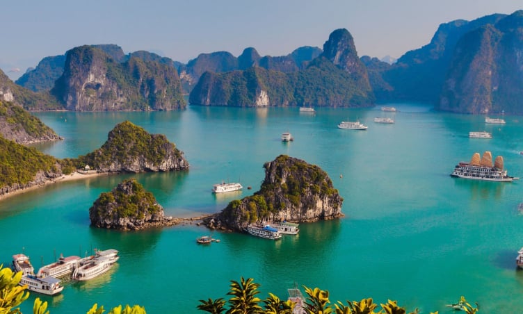 Quảng Ninh “bùng nổ” du lịch 2025 với 12,1 triệu lượt khách đổ về trong 6 tháng