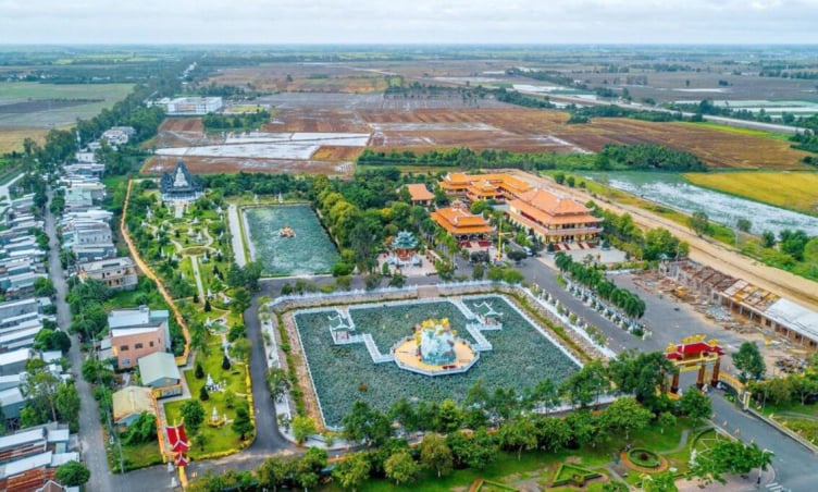 Việt Nam có một ngôi chùa lạ mắt với tượng “chín đầu rồng” uốn lượn giữa hồ sen ở An Giang