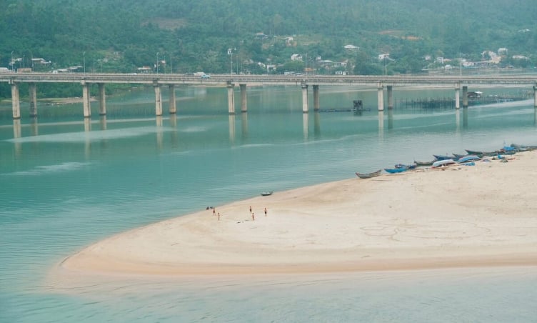 Đến Huế tắm biển ở đâu? Gợi ý 5 bãi biển đẹp, nổi tiếng nhất