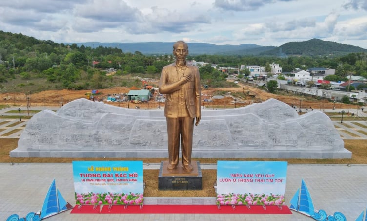 Tượng Bác Hồ lớn nhất Việt Nam nằm ở đâu?