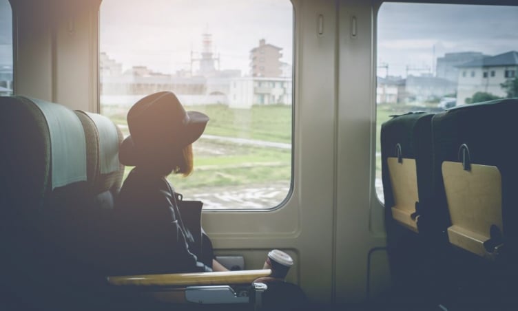 Đi tàu ngồi đâu đỡ say nhất? Các mẹo hay cho người say xe