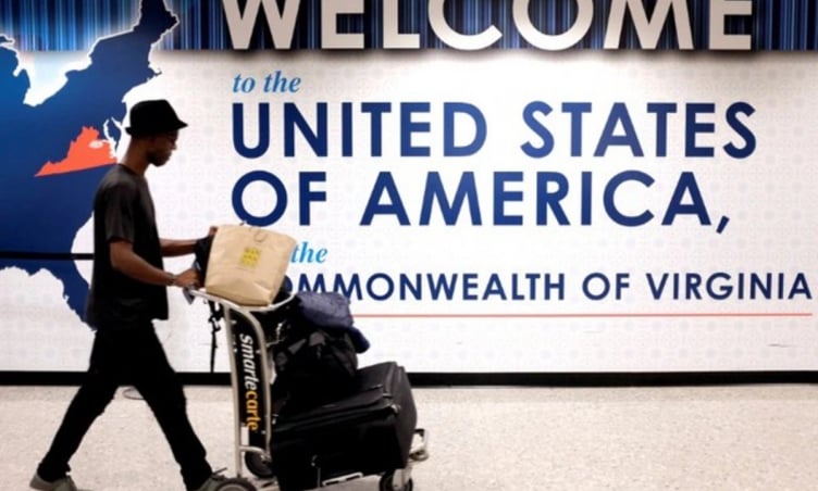 Chính quyền Trump ký ban hành phí visa mới, người Việt đi Mỹ có thể tốn thêm gần chục triệu đồng
