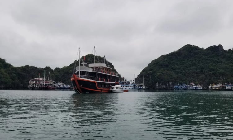 Nhiều tỉnh thành ven biển tạm dừng tour, tàu du lịch và cáp treo