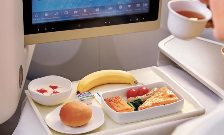 Nên ăn gì và kiêng gì để không bị đau bụng suốt chuyến bay?