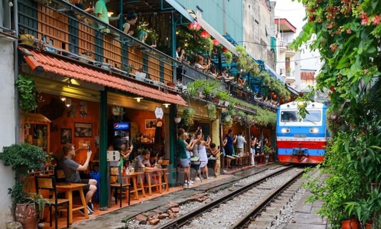 Tàu hỏa hai tầng đầu tiên tại Thủ đô The Hanoi Train chuẩn bị vận hành