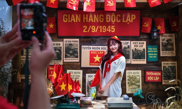 Quán cà phê Hà Nội “khoác áo đỏ”: Điểm check-in hot nhất mùa Quốc khánh 2/9
