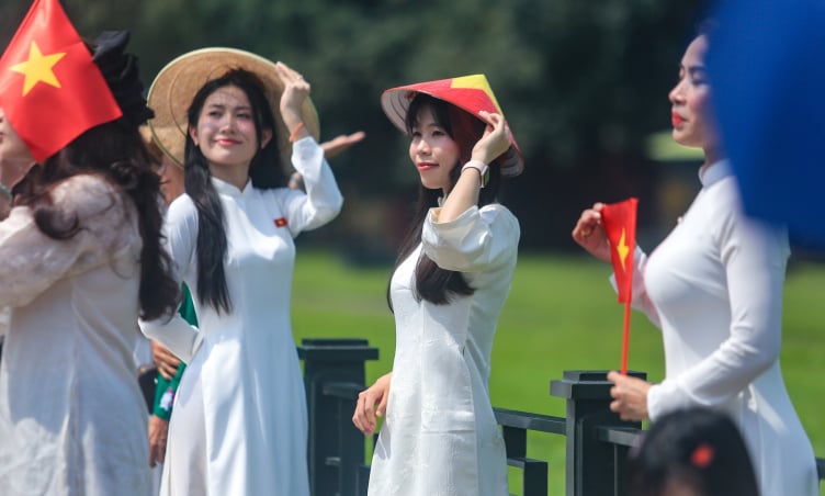 Nóng “cháy da” không ngăn giới trẻ xếp hàng check-in Lăng Bác mừng 2/9