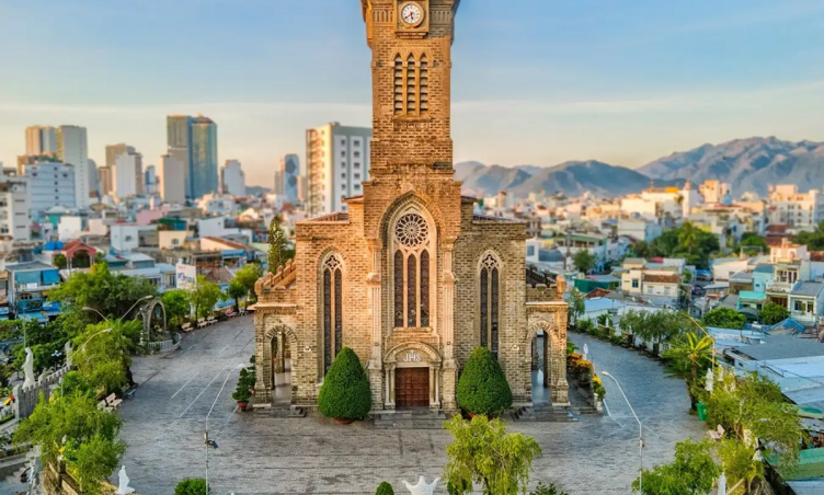 Nhà thờ Đá Nha Trang: “Hơi thở” của kiến trúc Gothic với nét đẹp nhuốm màu thời gian