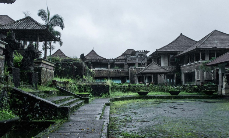 Bí ẩn về The Ghost Palace Hotel - khách sạn bỏ hoang trên đảo Bali, không ai dám lại gần