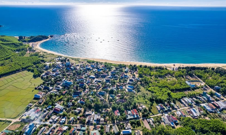 Lộ Diêu - Bình Định: Bãi biển  'thiên đường ' cho mùa hè rực nắng