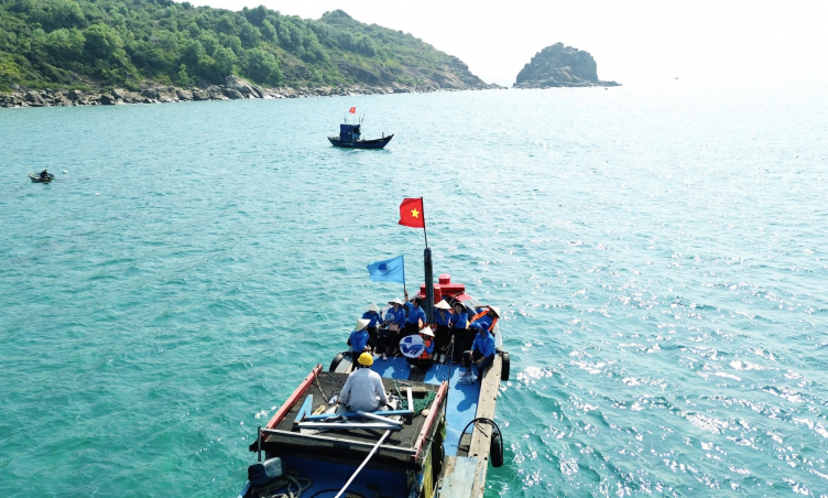 Bãi biển Tam Quan Bắc: Thiên đường biển thơ mộng khiến du khách mê  'quên lối về '