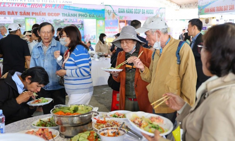 Festival Hoa Đà Lạt 2024: Du khách thỏa sức thưởng thức buffet rau củ quả miễn phí