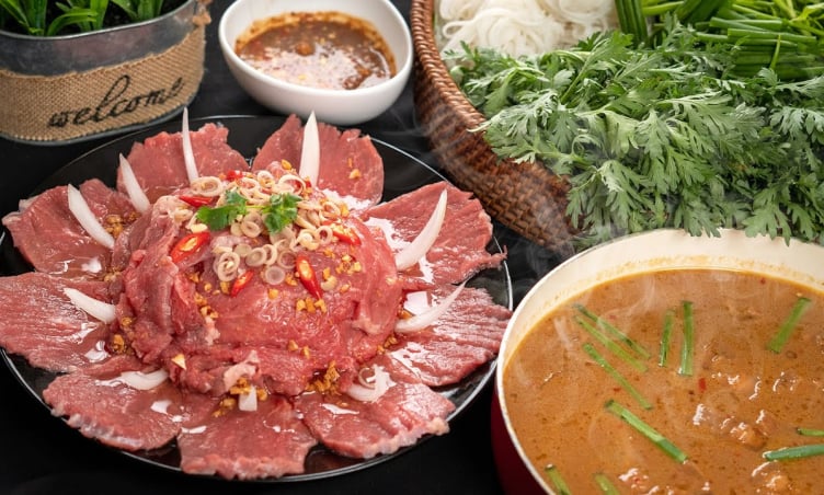 Thưởng thức lẩu bò nhúng mắm ruốc - Tinh hoa ẩm thực Bình Dương