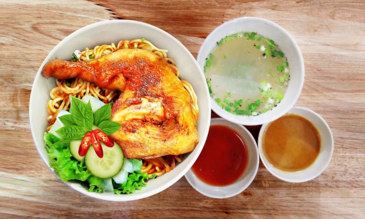 Thưởng thức mì sụa Sóc Trăng - Sợi mì  'may mắn ' trong tín ngưỡng người Hoa