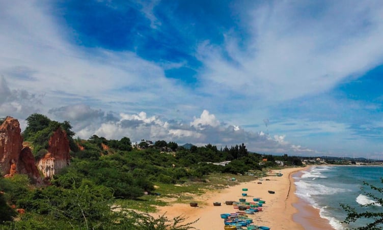 Check-in Gành Son - Bình Thuận: Bãi biển đỏ rực hút hồn du khách