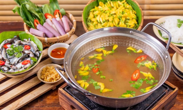 Lẩu cá linh bông điên điển - Món ngon Cần Thơ khiến du khách xiêu lòng