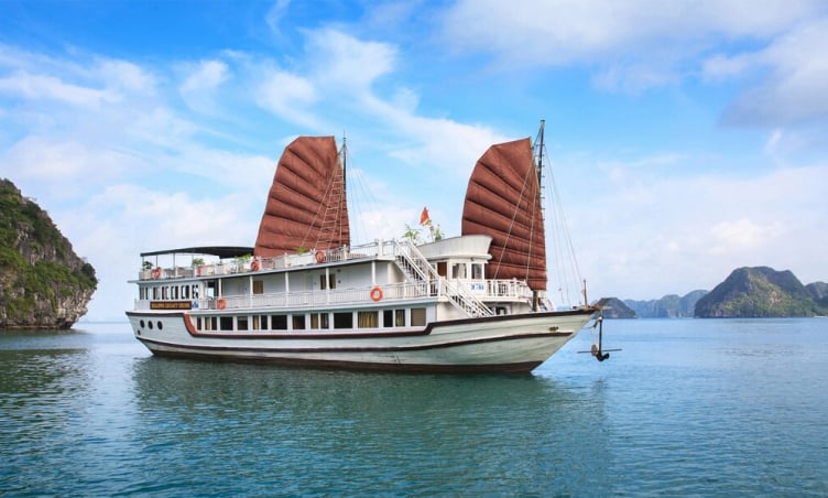 Vịnh Hạ Long  'sold out ' phòng du thuyền dịp lễ