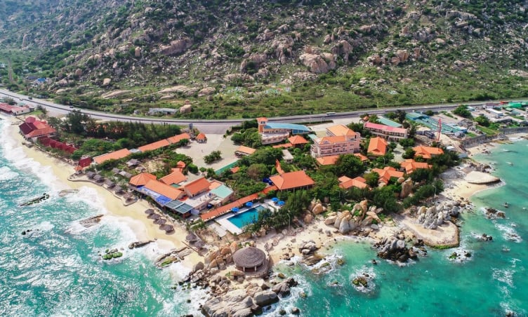 Biển Cà Ná cách TP.HCM bao nhiêu km?