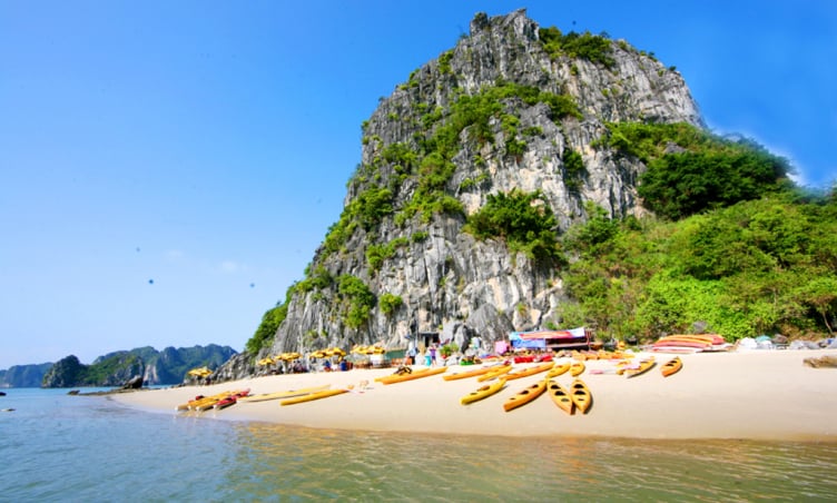 Khám phá hòn đảo hoang sơ “đẹp hút hồn” ở Hạ Long ít du khách biết