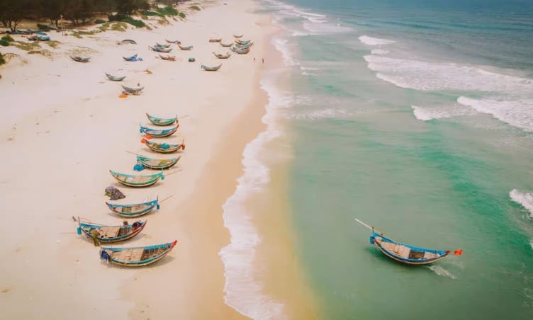 Không chỉ có hang động: Quảng Bình còn sở hữu 5 bãi biển đẹp tuyệt đẹp ít người biết
