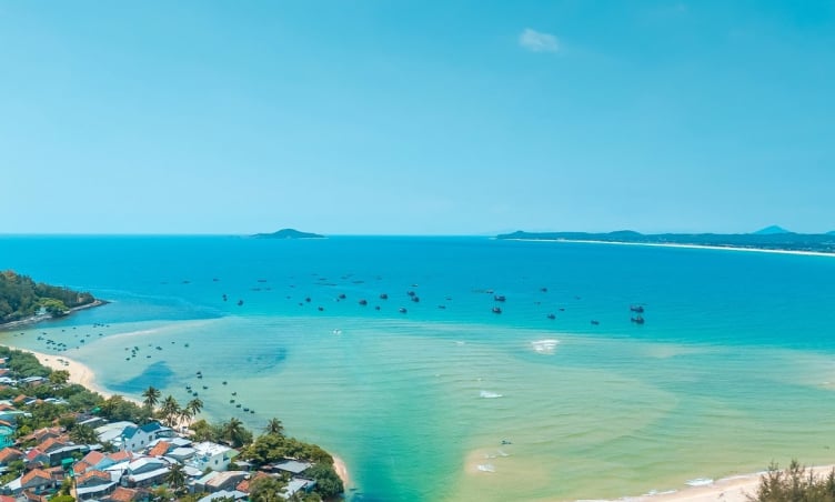 Từ sân bay Tuy Hoà đến biển Tuy Hoà bao xa?
