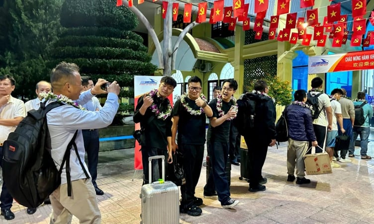 Tàu liên vận Việt Nam - Trung Quốc đón đoàn khách đầu tiên sau 5 năm tạm dừng