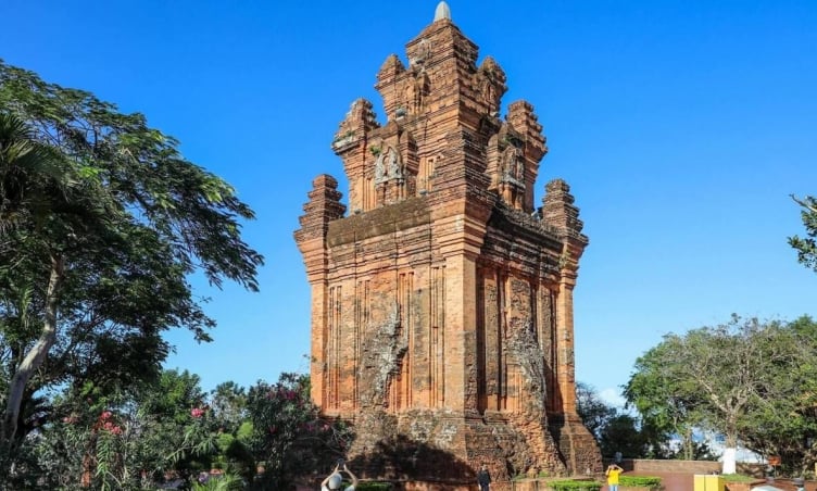 Từ sân bay Tuy Hòa đến Tháp Nhạn bao xa?