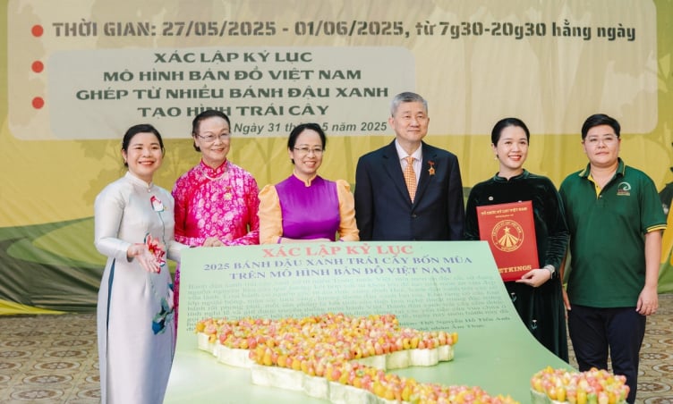 Bản đồ Việt Nam ghép từ bánh hoàng cung Huế xác lập kỷ lục quốc gia
