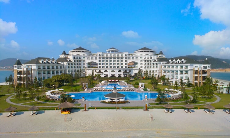 Chiêm ngưỡng 5 resort biển gần Hà Nội đẹp mê ly, nên check-in hè 2025