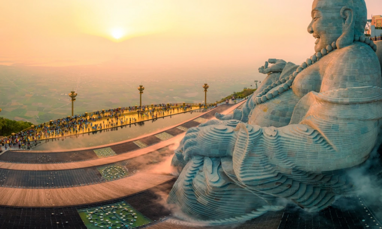 Khám phá ngọn núi cao nhất miền Nam: Nơi sở hữu tượng Phật Di Lặc bằng đá sa thạch lớn nhất thế giới
