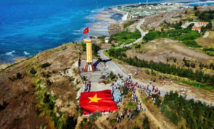 Khám phá cột cờ Tổ quốc đảo Lý Sơn: Biểu tượng chủ quyền thiêng liêng giữa biển Đông