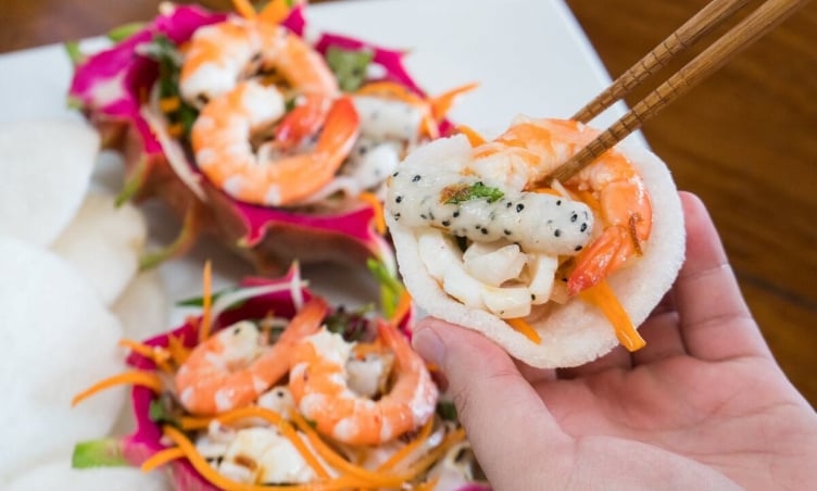 Thưởng thức gỏi hải sản thanh long: Đặc sản lạ miệng của Bình Thuận