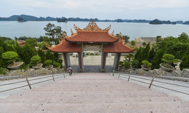 Cẩm nang khám phá Chùa Cái Bầu - Ngôi chùa “tựa sơn hướng hải” tại Quảng Ninh