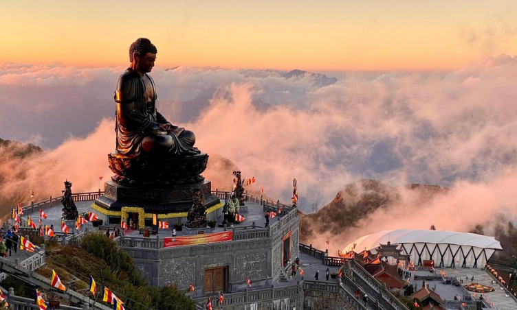 Chơi gì ở trên đỉnh núi cao nhất Việt Nam?