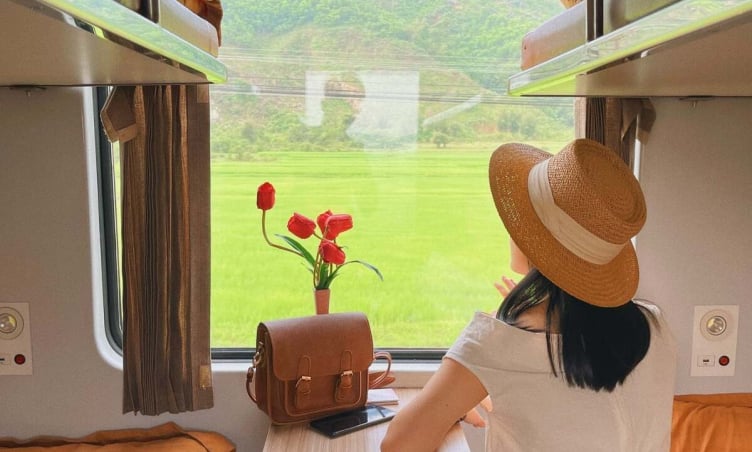 Say đắm cảnh đồng xanh, biển bạc trên chuyến tàu từ Huế vào Đà Nẵng