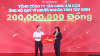 Tổng Công ty Tân Cảng Sài Gòn trao tặng cho Quỹ Vì người nghèo của tỉnh Tây Ninh 200 triệu đồng