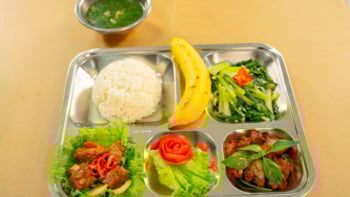 Thực phẩm Thiên Hưng mới thành lập chưa đầy 1 năm đã trúng thầu tuyệt đối 24 gói cung cấp suất ăn cho các trường học tại TP.HCM chỉ trong một tháng, với tổng giá trị hơn 47 tỷ đồng.
