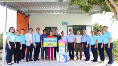 Công ty Yến sào Khánh Hòa tổ chức lễ trao tặng nhà tình nghĩa tại thị xã Ninh Hòa