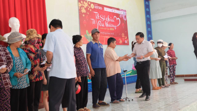 Chi hội Doanh nhân trẻ Trảng Bom – Thống Nhất phối hợp với UBMTTQVN xã Lộ 25  tổ chức trao quà các hộ cận nghèo, gia đình có hoàn cảnh khó khăn