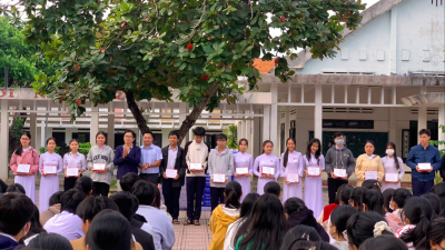 Câu lạc bộ Doanh nhân trẻ thị xã Ninh Hòa trao tặng 33 suất quà cho học sinh giỏi cấp tỉnh
