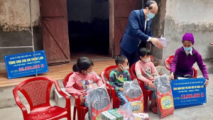 Người cha nghèo một mình gồng gánh ba con nhỏ và cha mẹ già yếu
