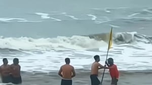 Xôn xao clip nhân viên bảo vệ bãi biển Cửa Lò ngăn du khách tắm