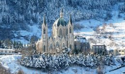 Bí mật đằng sau Thánh Đường của Đức Mẹ Sầu Bi - tòa lâu đài như bước ra từ bộ phim 'Frozen' tại Ý