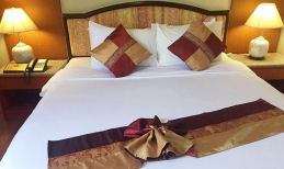 Phòng khách sạn luôn có 4 chiếc gối và khăn trải ngang giường - phía sau là lí do thông minh bất ngờ