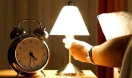 Đèn ngủ để bàn bố trí hợp phong thủy sẽ giúp vợ chồng viên mãn hơn